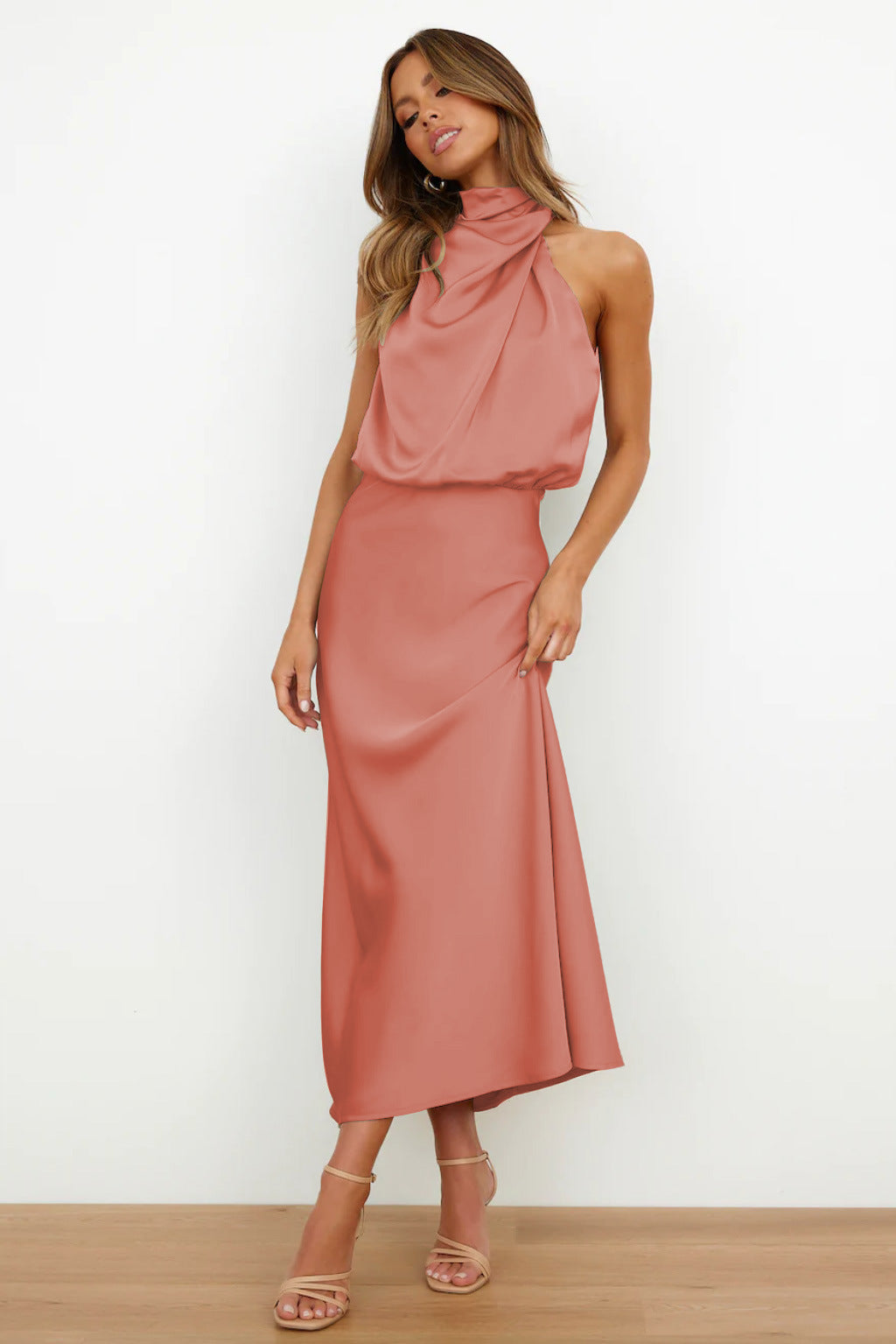 Hilda | Robe longue en satin avec col halter