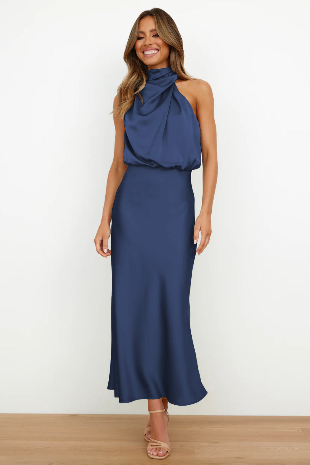 Hilda | Robe longue en satin avec col halter
