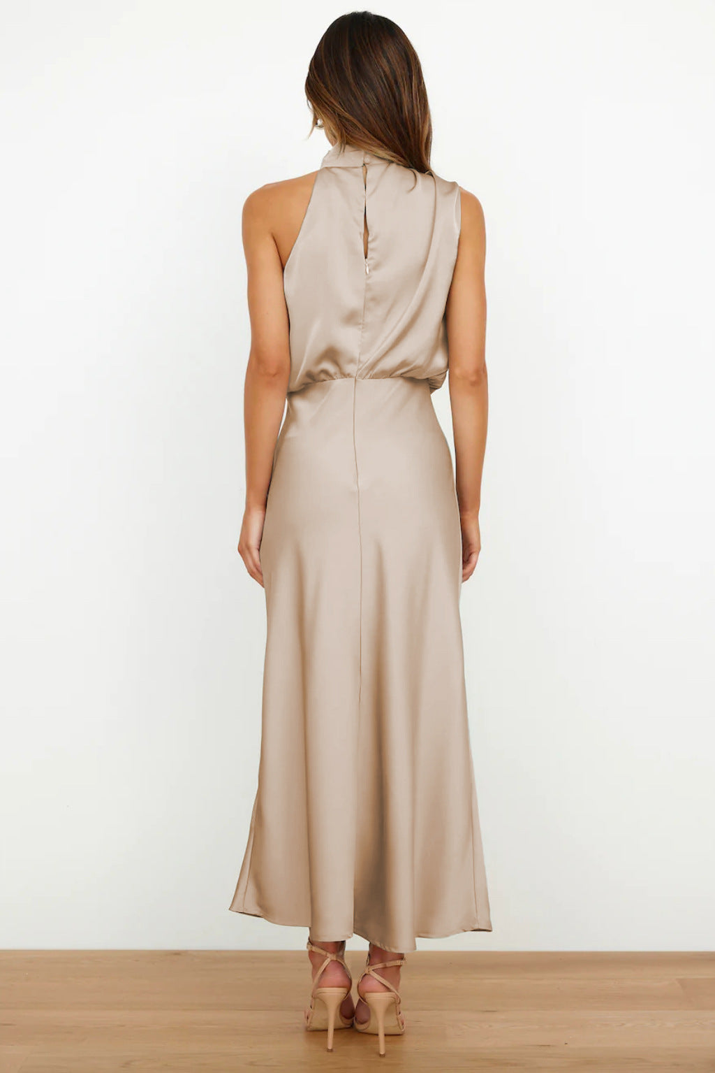 Hilda | Robe longue en satin avec col halter