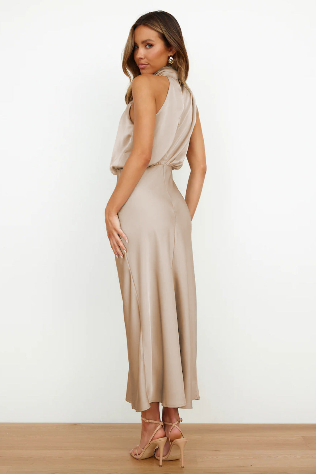 Hilda | Robe longue en satin avec col halter
